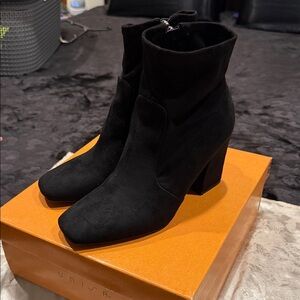 Unisa Elegant Black Heeled Boots